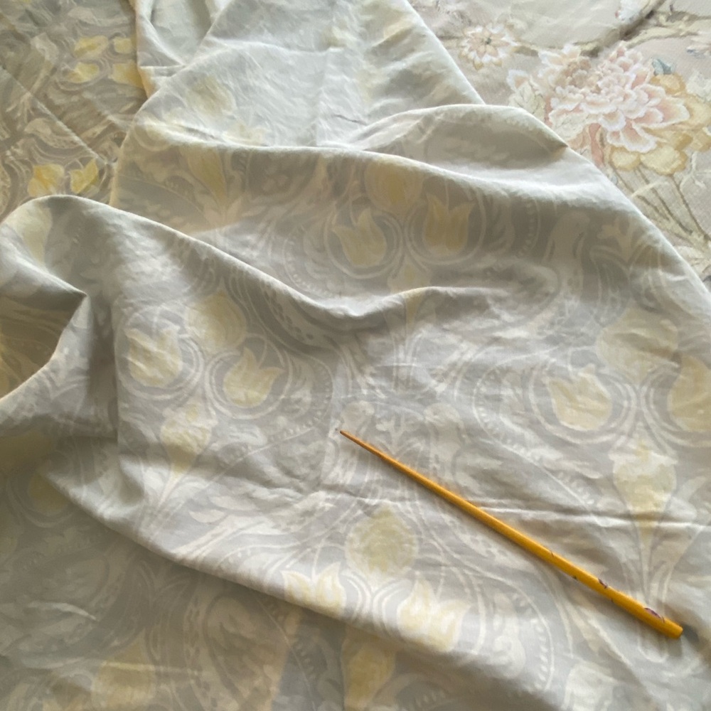 Beautiful Table Cloth, Doves/ Love Birds and Tulips - Picture 3 of 5